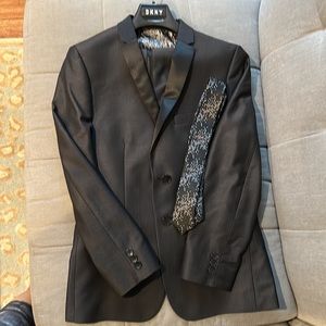Elegant DKNY Suit (Tuxedo style) 16R
